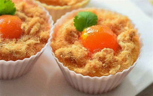 Bánh bông lan trứng muối cupcake rất phù hợp cho những buổi tiệc đứng bởi thiết kế nhỏ gọn 