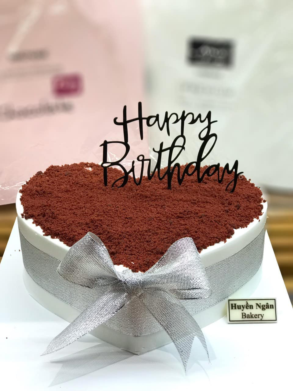 Bánh sinh nhật phủ socola đỏ - nơi gửi trao yêu thương